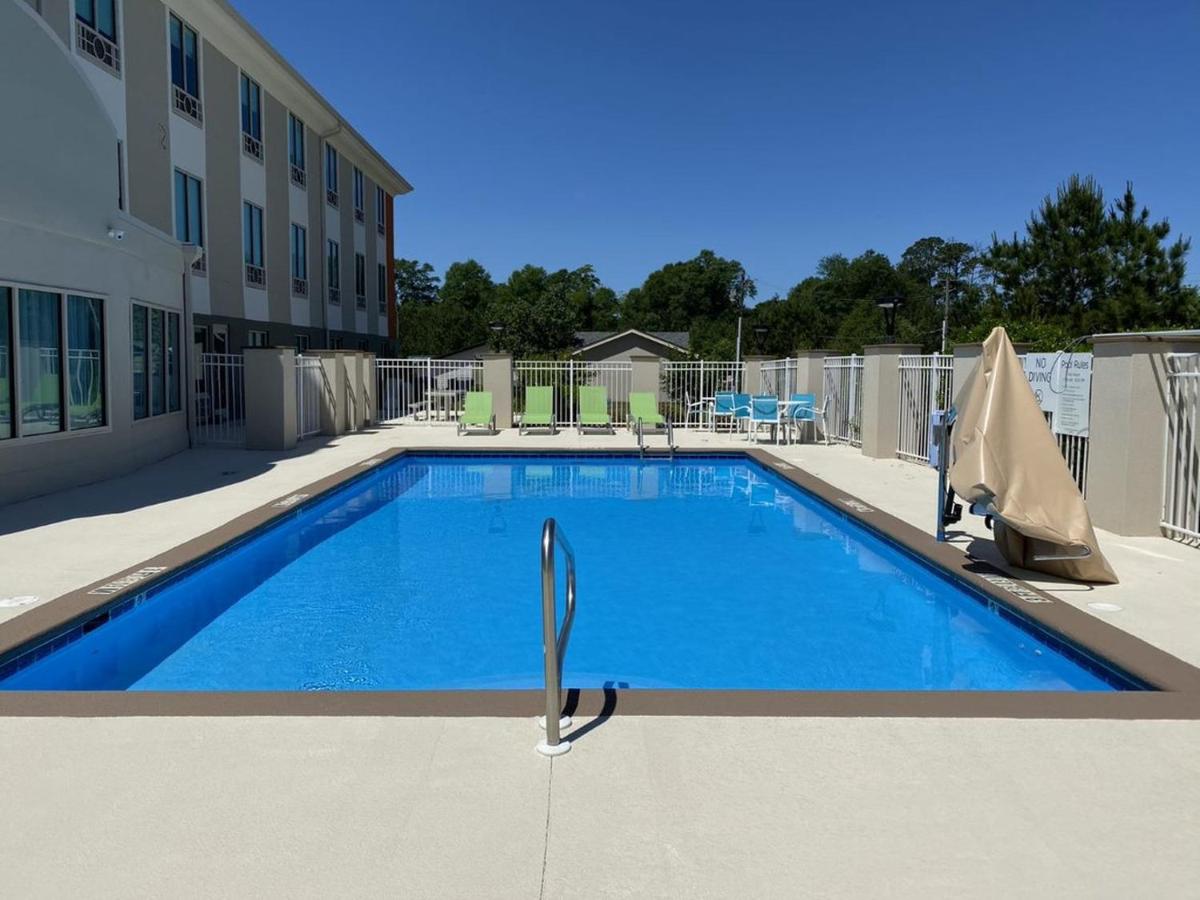 Outdoor pool thumbnail